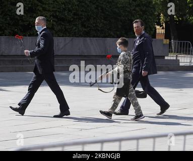 Am 09. Mai 2020 tragen Menschen Blumen zum Denkmal des ewigen Ruhms auf dem Grab des unbekannten Soldaten, während der Feier des Sieges inmitten des Covid-19-Coronavirus-Ausbruchs in Kiew, Ukraine. Die Ukrainer gedenken des 75.. Jahrestages des Sieges über Nazi-Deutschland im Zweiten Weltkrieg. (Foto von STR/NurPhoto) Stockfoto