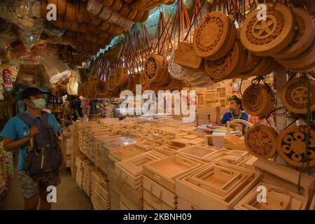 Ein Shopper mit Gesichtsmaske als vorbeugende Maßnahme auf dem Chatuchak Wochenend-Markt am 9. Mai 2020 in Bangkok, Thailand. Chatuchal Wochenend-Markt (JJ Market) ist der größte Markt in Thailand, Es hat mehr als 15.000 Stände und 11.500 Händler, wieder geöffnet, nachdem seit der Coronavirus-Krise in Thailand geschlossen. (Foto von Vachira Vachira/NurPhoto) Stockfoto