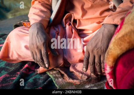 Juli 14. 2022, Himachal Pradesh Indien. Nahaufnahme der Hände eines indischen Sadhu in traditioneller Safrankleidung während Shri khand Mahadev Kailash Yatr Stockfoto
