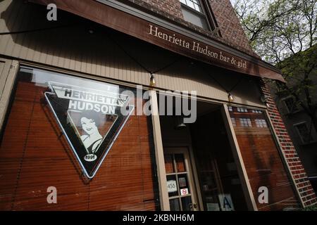 Ein Blick auf Henrietta Hudson in New York City, USA, während der Coronavirus-Pandemie am 9. Mai 2020 in New York City. COVID-19 hat sich in den meisten Ländern der Welt verbreitet und forderte über 270.000 Menschenleben mit über 3,9 Millionen gemeldeten Infektionen. Henrietta Hudson, die längste Bar des Landes für queere Frauen, bittet um finanzielle Hilfe von der LGBTQ-Gemeinschaft, nachdem die Anträge auf staatliche Hilfe unbeantwortet geblieben sind. (Foto von John Nacion/NurPhoto) Stockfoto