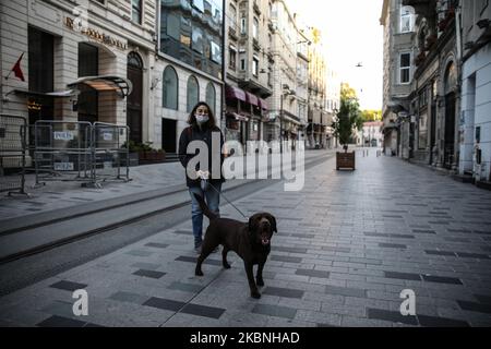 Eine Frau geht mit ihrem Hund während der Ausgangssperre in Istanbul, Türkei, am 09. Mai 2020, in die verlassene Istiklal-Straße. Die Türkei hat in 24 Provinzen ab Mitternacht eine 48-stündige Ausgangssperre verhängt, um die Ausbreitung des neuartigen Coronavirus einzudämmen, teilte das Innenministerium des Landes mit. (Foto von Cem Tekke?ino?lu/NurPhoto) Stockfoto