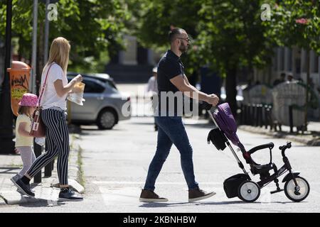 Die Familie geht während der Normalisierung des Lebens nach der Coronavirus-Sperre (COVID-19) am 9. Mai 2020 in Belgrad, Serbien, durch die Stadt. Der serbische Präsident Aleksandar Vucic hatte den Ausnahmezustand ausgerufen, um die Ausbreitung des Coronavirus zu stoppen. Außerdem hat die Regierung allen über 65 Jahren verboten, ihre Häuser zu verlassen. Nach dem Rückgang der Zahl der Coronavirus-Patienten hat die Regierung ab dieser Woche den Ausnahmezustand aufgehoben. (Foto von Nikola Krstic/NurPhoto) Stockfoto