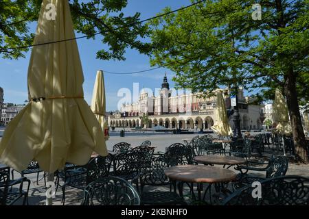 Blick auf Sukiennice (die Tuchhalle) und leere Tische vor einem geschlossenen Restaurant auf dem Krakauer Hauptmarkt. Seit Montag, dem 4.. Mai, ist die zweite Phase des Auftauens der polnischen Wirtschaft und der Lockerung der Beschränkungen erfolgt. Die wichtigsten Änderungen betreffen die Eröffnung von Hotels und anderen Unterkünften, Einkaufszentren (1 Kunden/15 m2), Kultureinrichtungen, Bibliotheken, Kunstgalerien, Museen, Und Rehabilitationszentren, ohne Massagesalons. Am Samstag, den 9 2020. Mai, in Krakau, Polen. (Foto von Artur Widak/NurPhoto) Stockfoto