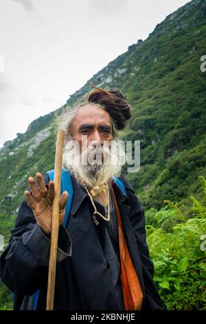 Juli 14. 2022, Himachal Pradesh Indien. Porträt eines indischen Sadhu mit Schreckenschloss Mann Bun geben Segen mit Händen während Shrikhand Mahadev Kailas Stockfoto