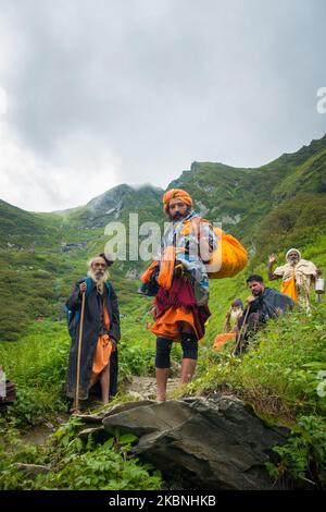 Juli 14. 2022, Himachal Pradesh Indien. Himalayan Sadhus Trekking in den Bergen während Shrikhand Mahadev Kailash Yatra. Stockfoto