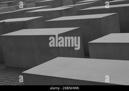 (ANMERKUNG DER REDAKTION: Bild wurde in Schwarz-Weiß umgewandelt) das Denkmal für die ermordeten Juden Europas in Berlin, Deutschland am 29. August 2014. Das Holocaust-Mahnmal ist ein Denkmal für die jüdischen Opfer des Holocaust in Berlin, das vom Architekten Peter Eisenman und dem Ingenieur Buro Happold entworfen wurde. Es handelt sich um ein 19.000 Quadratmeter großes Feld, das von einem Gitterrost bedeckt ist, auf dem sich 2.711 Betonplatten befinden. (Foto von Oscar Gonzalez/NurPhoto) Stockfoto