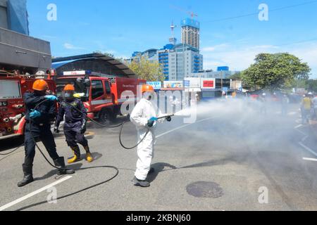 Ein Feuerwehrmann, der Schutztücher trägt, sprüht Desinfektionsmittel auf einer Straße in der wichtigsten aktiven Stadt Colombo, da die Regierung Sri Lankas erwartet, das Land nach fast zwei Monaten, die unter dem Interesse an der Ausbreitung der Coronavirus-Krankheit gefangen sind, wieder zu öffnen COVID19, in Colombo Sri Lanka Mai.10,2020 (Foto: Akila Jayawardana/NurPhoto) Stockfoto