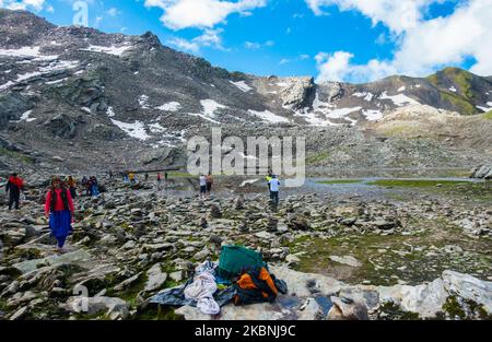 Juli 14. 2022, Himachal Pradesh Indien. Eifrige Anhänger, die ihre Gebete am Nain Sarovar See während Shrikhand Mahadev Kailash Yatra im Himalaya darbringen Stockfoto