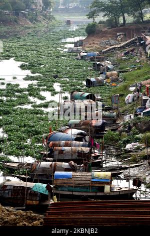 Eine Reihe von schmalen Booten von Zigeunern, die auf dem Turag River in Dhaka, Bangladesch, festgemacht sind, 10. Mai 2020. Bangladesch. Hunderte von Zigeunern leben in kleinen Holzbooten am Ufer des Flusses Ichamoti am Stadtrand von Dhaka. Etwa 800.000 Flusszigeuner, auch Bedey genannt, leben im ganzen Land und überleben meist als erfahrene Schlangenbeschwörer oder durch den Verkauf von Ornamenten, traditioneller Medizin und Kosmetik. Offenbar könnte die Bedey-Gemeinde in Bangladesch innerhalb weniger Jahrzehnte verschwinden, wenn sie ihre jährliche Migration zwischen Land und Wasser aufgeben. (Foto von Mamunur Rashid/NurPhoto) Stockfoto