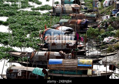 Eine Reihe von schmalen Booten von Zigeunern, die auf dem Turag River in Dhaka, Bangladesch, festgemacht sind, 10. Mai 2020. Bangladesch. Hunderte von Zigeunern leben in kleinen Holzbooten am Ufer des Flusses Ichamoti am Stadtrand von Dhaka. Etwa 800.000 Flusszigeuner, auch Bedey genannt, leben im ganzen Land und überleben meist als erfahrene Schlangenbeschwörer oder durch den Verkauf von Ornamenten, traditioneller Medizin und Kosmetik. Offenbar könnte die Bedey-Gemeinde in Bangladesch innerhalb weniger Jahrzehnte verschwinden, wenn sie ihre jährliche Migration zwischen Land und Wasser aufgeben. (Foto von Mamunur Rashid/NurPhoto) Stockfoto