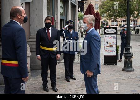 König Philippe - Filip von Belgien kommt in der Galerie Du ROI (King's Galley) an und spricht am 10. Mai 2020 mit dem Bürgermeister von Brüssel, Philippe Close (L), in Brussles, Belgien. König Filip von Belgien wird beim Besuch von Ladenbesitzern eine Gesichtsmaske tragen sehen.Belgien wird die zweite Phase mit der Eröffnung von Geschäften beginnen, die es mehr Menschen ermöglicht, unter Bedingungen wieder zu arbeiten. Belgien beginnt vorsichtig mit einem Ausweg aus den Corona-Maßnahmen. Unter bestimmten Bedingungen wird die Wiedereröffnung am 11. Mai erfolgen. Jonathan Raa / Nurphoto (Foto von Jonathan Raa/NurPhoto) Stockfoto