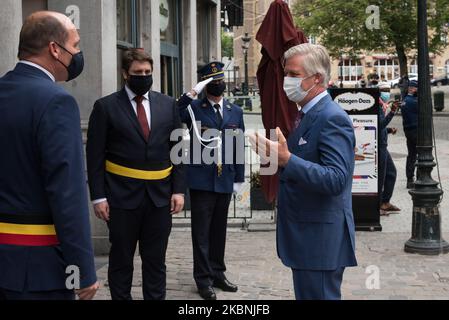 König Philippe - Filip von Belgien kommt in der Galerie Du ROI (King's Galley) an und spricht am 10. Mai 2020 mit dem Bürgermeister von Brüssel, Philippe Close (L), in Brussles, Belgien. König Filip von Belgien wird beim Besuch von Ladenbesitzern eine Gesichtsmaske tragen sehen.Belgien wird die zweite Phase mit der Eröffnung von Geschäften beginnen, die es mehr Menschen ermöglicht, unter Bedingungen wieder zu arbeiten. Belgien beginnt vorsichtig mit einem Ausweg aus den Corona-Maßnahmen. Unter bestimmten Bedingungen wird die Wiedereröffnung am 11. Mai erfolgen. Jonathan Raa / Nurphoto (Foto von Jonathan Raa/NurPhoto) Stockfoto