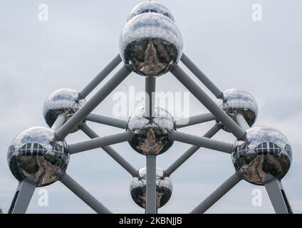 Das weltberühmte Wahrzeichen Atomium in Brüssel - Belgien am 10. Mai 2020. Nach acht Wochen Haft beginnt die belgische Regierung mit der Aufhebung der Beschränkungen, Belgien wird die zweite Phase mit der Eröffnung von Geschäften beginnen, die es mehr Menschen ermöglichen, unter Bedingungen wieder zu arbeiten. Belgien beginnt vorsichtig mit einem Ausweg aus den Corona-Maßnahmen. Die Geschäfte werden am Montag, den 11. Mai, unter bestimmten Bedingungen wieder eröffnet. (Foto von Jonathan Raa/NurPhoto) Stockfoto