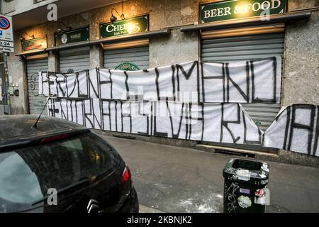 Banner zur Unterstützung von Silvia Romano, in Mailand, Italien, am 10. Mai 2020. Silvia Romano, die Frau, die im November 2018 in Kenia entführt wurde, wurde gestern Abend in Somalia vom italienischen Geheimdienst und türkischen Truppen freigelassen. (Foto von Mairo Cinquetti/NurPhoto) Stockfoto