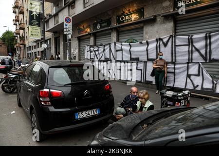 Banner zur Unterstützung von Silvia Romano, in Mailand, Italien, am 10. Mai 2020. Silvia Romano, die Frau, die im November 2018 in Kenia entführt wurde, wurde gestern Abend in Somalia vom italienischen Geheimdienst und türkischen Truppen freigelassen. (Foto von Mairo Cinquetti/NurPhoto) Stockfoto