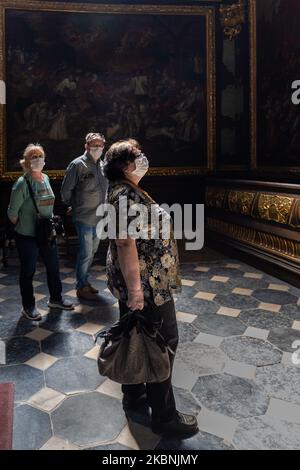 Gläubige in Schutzmaske besuchen am Sonntag, den 10. Mai 2020, eine Heilige Messe während eines Ausbruchs des Coronavirus in der Kathedrale Basilika der Geburt der seligen Jungfrau Maria in der Altstadt einer historischen Stadt Sandomierz, Polen. Die Kirchen in Polen werden eingeschränkt, um die Verbreitung von Covid-19 zu verhindern - die Gläubigen müssen während der Messe Schutzmasken tragen und Abstand halten, nur eine begrenzte Anzahl von Menschen kann an jeder Messe teilnehmen. (Foto von Dominika Zarzycka/NurPhoto) Stockfoto