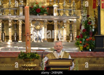 Erzbischof Marek Jedraszewski, Erzbischof von Krakau, spricht während der Heiligen Messe anläßlich des Festes des heiligen Stanislaus, Bischof und Märtyrer, des Hauptpatrons Polens, unter Teilnahme des polnischen Episkopats. Am Sonntag, den 10. Mai 2020, Polen. (Foto von Artur Widak/NurPhoto) Stockfoto