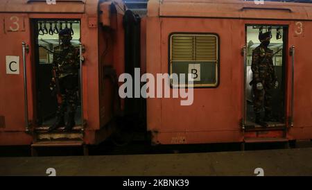 Sri-lankische Soldaten blicken in einem Zug nach Colombo, Sri Lanka. 11 Mai 2020. Tausende von Sri-lankischen soldiersÂ wurden von der Regierung Sri Lankas seit März entsandt, als die Sperrstunde im ganzen Land nach assistÂ verhängt wurde, um die Ausbreitung von Covid-19 in Sri Lanka zu minimieren. Â die Regierung Sri Lankas unter der Führung von Präsident Gotabaya RajapaksaÂ hat den Großteil des Staates und der Privathaushalten neu gegründet Sektor Dienstleistungen am Montag (11) in ColomboÂ inmitten der Ausgangssperre verhängt. Laut dem Lagebericht Covid-19 (11. Mai 2020), der von der Abteilung für Epidemiologie in Sri Lanka ofÂ Gesundheitsministerium, Â Militär in Sri Lanka herausgegeben wurde Stockfoto