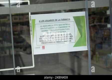 Die Menschen warten darauf, die kostenlosen FFP2 Masken abzuholen, die die Regierung der Gemeinschaft von Madrid gekauft hat, inmitten der nationalen Schließung, um die Ausbreitung der neuen Coronavirus-Pandemie (COVID-19) in Madrid, Spanien, am 11. Mai 2020 insgesamt zu verhindern, Sieben Millionen Geräte, die in den nächsten zwei Wochen über die 2.882 Apotheken in Madrid verteilt werden. (Foto von Oscar Gonzalez/NurPhoto) Stockfoto