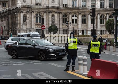 Am 11. Mai 2020 sperren Agenten der Stadt Paris am ersten Tag der Aufhebung der Sperre der französischen Bevölkerung durch die COVID-19-Coronavirus-Pandemie den Zugang zur Rue de Rivoli, Die nur für Fahrräder, Busse und Einsatzfahrzeuge zugänglich geworden ist, um den Fahrzeugverkehr zu reduzieren und den Platz für Fußgänger in dieser berühmten belebten Einkaufsstraße zu vergrößern. (Foto von Samuel Boivin/NurPhoto) Stockfoto