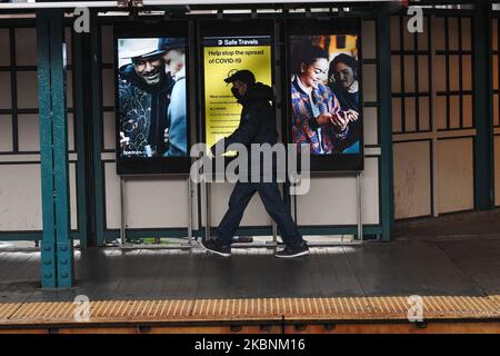 Eine Ansicht einer Person, die eine Maske trägt, die an einer digitalen Plakatwand vorbeigeht, auf der Anti-Covid-19-Maßnahmen während der Coronavirus-Pandemie am 11. Mai 2020 in New York City gefördert werden. COVID-19 hat sich in den meisten Ländern der Welt verbreitet und forderte über 270.000 Menschenleben mit über 3,9 Millionen gemeldeten Infektionen. (Foto von John Nacion/NurPhoto) Stockfoto