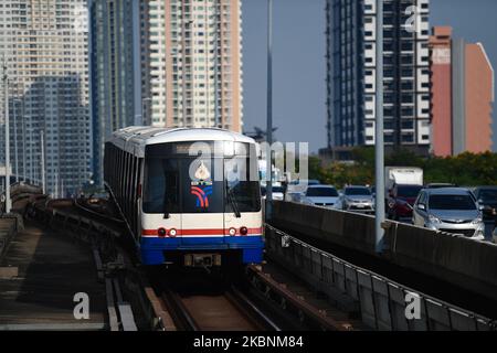 Ein Bangkok Mass Transit System (BTS) Skytrain Ankunft Saphan Taksin Station während der Hauptverkehrszeit am Morgen, 12. Mai 2020 in Bangkok, Thailand. (Foto von Vachira Vachira/NurPhoto) Stockfoto