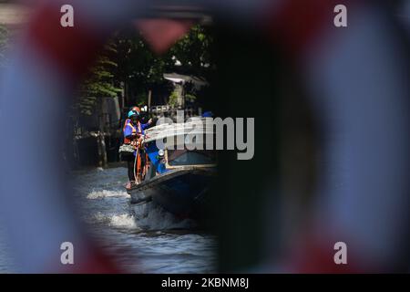 Ein Kanal-Schnellboot (Khlong Saen Saep Boat Service) eine weitere Methode der Reise in Bangkok, die hilft, Verkehrsstaus in Bangkok zu vermeiden, am 12. Mai 2020 in Bangkok, Thailand. (Foto von Vachira Vachira/NurPhoto) Stockfoto