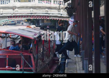 Passagiere tragen Gesichtsmasken beim Aussteigen aus dem Kanal-Schnellboot (Khlong Saen Saep Boat Service) eine weitere Methode der Reise in Bangkok, die hilft, Verkehrsstaus in Bangkok zu vermeiden, am 12. Mai 2020 in Bangkok, Thailand. (Foto von Vachira Vachira/NurPhoto) Stockfoto