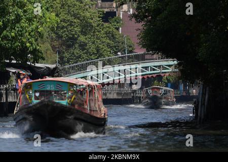 Ein Kanal-Schnellboot (Khlong Saen Saep Boat Service) eine weitere Methode der Reise in Bangkok, die hilft, Verkehrsstaus in Bangkok zu vermeiden, am 12. Mai 2020 in Bangkok, Thailand. (Foto von Vachira Vachira/NurPhoto) Stockfoto
