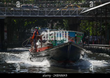 Ein Kanal-Schnellboot (Khlong Saen Saep Boat Service) eine weitere Methode der Reise in Bangkok, die hilft, Verkehrsstaus in Bangkok zu vermeiden, am 12. Mai 2020 in Bangkok, Thailand. (Foto von Vachira Vachira/NurPhoto) Stockfoto