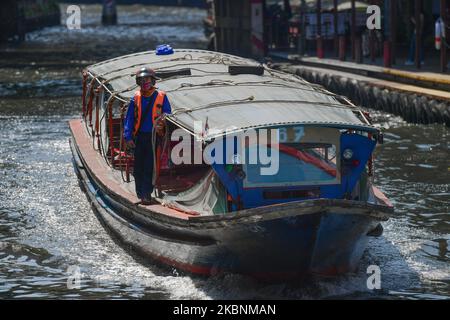 Ein Kanal-Schnellboot (Khlong Saen Saep Boat Service) eine weitere Methode der Reise in Bangkok, die hilft, Verkehrsstaus in Bangkok zu vermeiden, am 12. Mai 2020 in Bangkok, Thailand. (Foto von Vachira Vachira/NurPhoto) Stockfoto