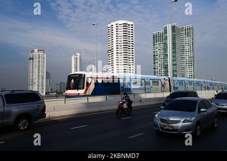 Ein Bangkok Mass Transit System (BTS) Skytrain Ankunft Saphan Taksin Station während der Hauptverkehrszeit in der am 12. Mai 2020 in Bangkok, Thailand. (Foto von Vachira Vachira/NurPhoto) Stockfoto