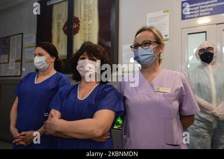 Pflegepersonal des Fachkrankenhauses Stefan Zeromski am Haupteingang. Zwei Krakauer Bäckereien bereiteten den Krankenschwestern und Hebammen des Zeromski Krankenhauses am Internationalen Krankenschwestern-Tag eine angenehme Überraschung, indem sie dank der harten Arbeit und des Engagements des medizinischen Personals während der Coronavirus-Pandemie süße Köstlichkeiten lieferten. Am Dienstag, den 12. Mai 2020, in Krakau, Polen. (Foto von Artur Widak/NurPhoto) Stockfoto