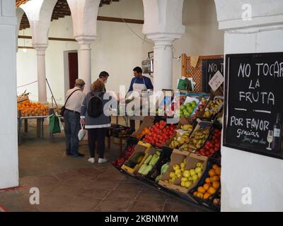 Dorfbewohner, die den Kauf am 12. Mai 2020 auf dem gemeinsamen Markt der Stadt in Cazalla de la Sierra, Spanien, tätigen. (Foto von David Carbajo/NurPhoto) Stockfoto
