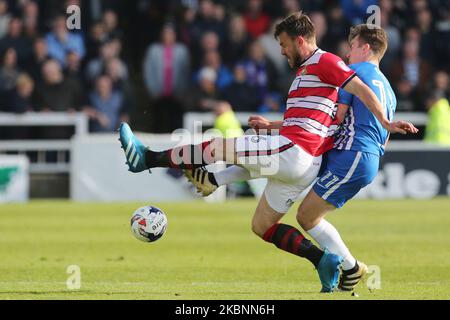 Andy Butler von Doncaster Rovers kämpft mit den Rhys Oates von Hartlepool United während des SKY Bet League 2-Spiels zwischen Hartlepool United und Doncaster Rovers am 6.. Mai 2017 im Victoria Park, Hartlepool, Großbritannien. (Foto von Mark Fletcher/MI News/NurPhoto) Stockfoto