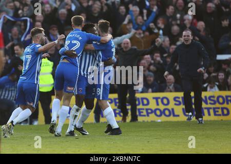 Devante Rodney von Hartlepool United feiert am 6.. Mai 2017 mit Connor Simpson und Rhys Oates ihr zweites Tor beim SKY Bet League 2-Spiel zwischen Hartlepool United und Doncaster Rovers in Victoria Park, Hartlepool, Großbritannien. (Foto von Mark Fletcher/MI News/NurPhoto) Stockfoto