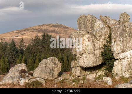 Brasparts (Bretagne, Nordwest-Frankreich): Die Roc'h Ceguer Felsen in der Monts d'Arree Bergkette, mit dem Mount “Mont Saint Michel de Brapart Stockfoto