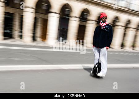 Radfahrer in der Rue de Rivoli in Paris, Frankreich, am 12. Mai 2020 während des Coronavirus-Notfalls. Pariser Radfahrer haben die Rue de Rivoli investiert, die überwiegend Radfahrer geworden ist, damit sie Paris von Osten nach Westen durchqueren können, ohne die Metro, einen Ort der Kontamination durch das Coronavirus, nehmen zu müssen. (Foto von Samuel Boivin/NurPhoto) Stockfoto