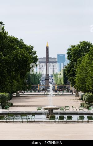 Vom Louvre aus gesehen, sind die Champs-Elysees im Hintergrund wieder voller Autos, während im Vordergrund der Tuilerien-Garten noch leer und für die Öffentlichkeit geschlossen ist, diesen Dienstag, den 12. Mai 2020 in Paris, Am Tag nach dem Ende der Sperre in Frankreich aufgrund der COVID-19-Pandemie, wo die Pariser beginnen, ihre Häuser zu verlassen, um die Freiheit zu genießen oder zur Arbeit zurückzukehren. (Foto von Samuel Boivin/NurPhoto) Stockfoto