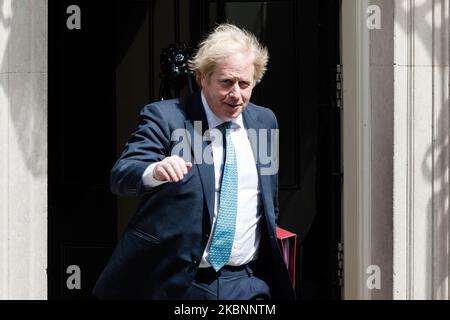 Der britische Premierminister Boris Johnson verlässt am 13. Mai 2020 in London, England, die Downing Street 10 zur Fragestunde mit Premierminister. Heute ist der erste Tag der Lockerung der Beschränkungen durch das Coronavirus in England, an dem die Regierung Mitarbeiter, die nicht von zu Hause aus arbeiten können, dazu ermutigt, allmählich an ihren Arbeitsplatz zurückzukehren, und es den Menschen ermöglicht, ihr Zuhause für Freizeitaktivitäten im Freien zu verlassen. (Foto von Wiktor Szymanowicz/NurPhoto) Stockfoto