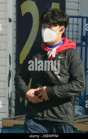 Mann mit Gesichtsmaske, um ihn vor dem neuartigen Coronavirus (COVID-19) zu schützen, als er am 13. Mai 2020 in Toronto, Ontario, Kanada, zu Fuß ging. (Foto von Creative Touch Imaging Ltd./NurPhoto) Stockfoto