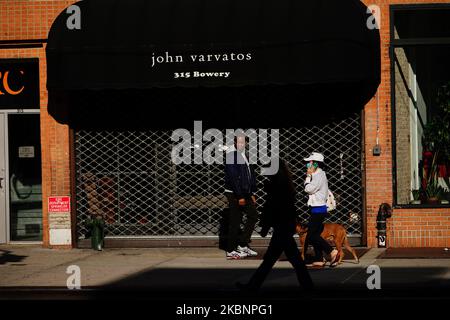 Ein Blick auf die John Varvatos Boutique während der Coronavirus-Pandemie am 13. Mai 2020 in New York City. COVID-19 hat sich in den meisten Ländern der Welt verbreitet und forderte über 270.000 Menschenleben mit über 3,9 Millionen gemeldeten Infektionen. (Bloomberg) – die Firma des Rock-Star-Ausstatters John Varvatos meldet Konkurs an. (Foto von John Nacion/NurPhoto) Stockfoto