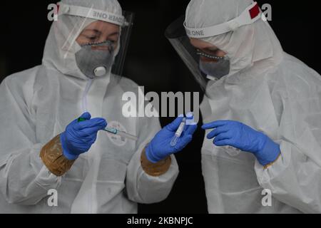 Mitarbeiter der Diagnostic Medical Laboratories bereiten sich auf die Durchführung eines Abstrichs zur Entnahme einer Probe für Coronavirus-Tests im Drive-Thru-Testzentrum der Tauron Arena in Krakau vor. Ab Mai 18. findet die dritte Stufe des Auftauens der Wirtschaft und der Lockerung der Beschränkungen statt und umfasst die Eröffnung von Schönheitssalons, Restaurants, Bars und Cafés. Nach dem gestrigen Rekord von 595 neuen Fällen meldete das Gesundheitsministerium heute 283 neue Fälle und 22 Todesfälle, was die Gesamtzahl auf 17.204 infizierte, 861 Tote und 6.410 Genesene ansteigen lässt. Am Mittwoch, den 13. Mai 2020, in Krakau, Polen. (Foto von Artur Widak/N Stockfoto