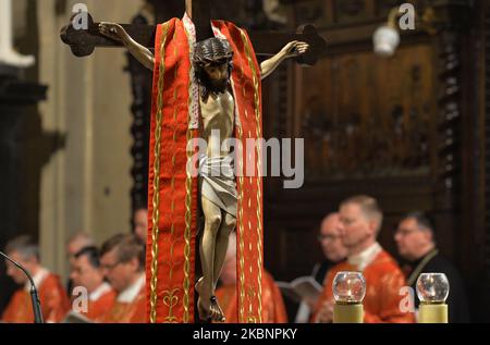 Der Erzbischof von Krakau, Marek Jedraszewski, führt eine Messe in der Erzengel Michael und der Bischof- und Märtyrerbasilika Stanislaus, auch Skalka genannt, in Krakau. Erzbischof Jedraszewski trat heute Abend den Paulusvätern bei, um die Reliquien des heiligen Stanislaus zu verehren und Gott die Absichten der Gläubigen aus der gesamten Erzdiözese zu offenbaren. Am Mittwoch, den 13. Mai 2020, in Krakau, Polen. (Foto von Artur Widak/NurPhoto) Stockfoto