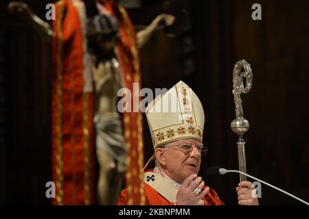 Der Erzbischof von Krakau, Marek Jedraszewski, wurde während einer Messe in der Erzengel Michael und in der Bischof- und Märtyrerbasilika Stanislaus, auch Skalka genannt, in Krakau gesehen. Erzbischof Jedraszewski trat heute Abend den Paulusvätern bei, um die Reliquien des heiligen Stanislaus zu verehren und Gott die Absichten der Gläubigen aus der gesamten Erzdiözese zu offenbaren. Am Mittwoch, den 13. Mai 2020, in Krakau, Polen. (Foto von Artur Widak/NurPhoto) Stockfoto