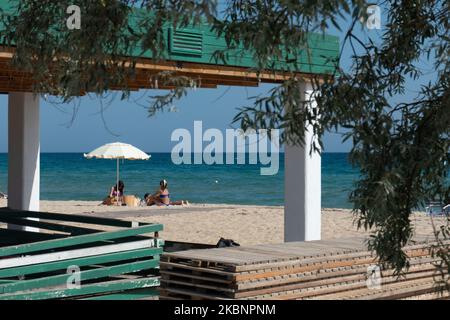 Menschenmassen besuchen den Strand von Potamos in Epanomi, einem Strand in der Nähe von Thessaloniki und Chalkidiki. Strandgänger sehen Entspannung, Schwimmen und Sonnenbaden ohne die von der Regierung verrieten Maßnahmen gegen die Coronavirus-Pandemie Covid-19, wie soziale Distanzierung oder Masken. Griechenland lockert allmählich die Sperre, so dass die Menschen ohne Genehmigung innerhalb der Region reisen und die Geschäfte öffnen können. Reisen in ein anderes Gebiet, die Präfektur, sind immer noch verboten, da noch einige Verkehrsbeschränkungen gelten. Hotels, Resorts und Strandbars sind in Griechenland aufgrund der Quarantäne immer noch geschlossen. Tour Stockfoto