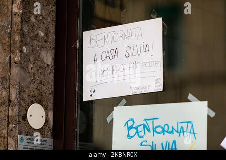 Vor dem Haus von Silvia Romano wurden Plakate hinterlassen, die auf ihre Rückkehr warteten, nachdem sie am 11.. Mai 2020 in Mailand, Italien, entlassen worden war. Nach ihrer Entführung in Kenia und ihrer Freilassung in Somalia ist sie wieder zu Hause im Distrikt Casoretto. (Foto von Alessandro Bremec/NurPhoto) Stockfoto