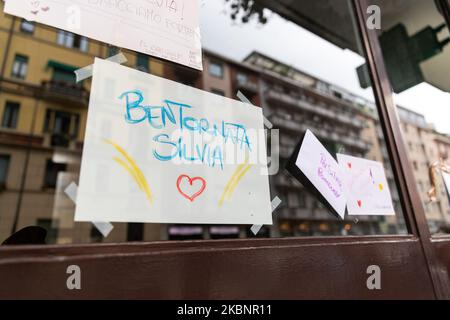 Vor dem Haus von Silvia Romano wurden Plakate hinterlassen, die auf ihre Rückkehr warteten, nachdem sie am 11.. Mai 2020 in Mailand, Italien, entlassen worden war. Nach ihrer Entführung in Kenia und ihrer Freilassung in Somalia ist sie wieder zu Hause im Distrikt Casoretto. (Foto von Alessandro Bremec/NurPhoto) Stockfoto