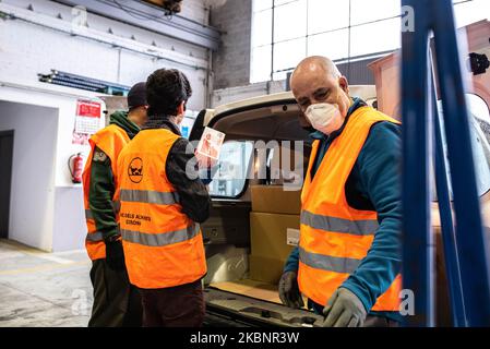 Freiwillige Helfer der spanischen Food Bank, die wegen der COVID-19-Coronavirus-Pandemie Gesichtsmasken und Handschuhe tragen, am 13. Mai 2020 in Girona, Spanien. Aufgrund der Arbeitslosigkeit und der von Covid-19 herrührenden Wirtschaftskrise wird die Lebensmittelbank-Stiftung aufgrund der großen Zahl von Menschen, die sich in einer gefährdeten Situation befinden und zu ihnen kommen, um Hilfe zu erhalten, überfordert. (Foto von Adria Salido Zarco/NurPhoto) Stockfoto