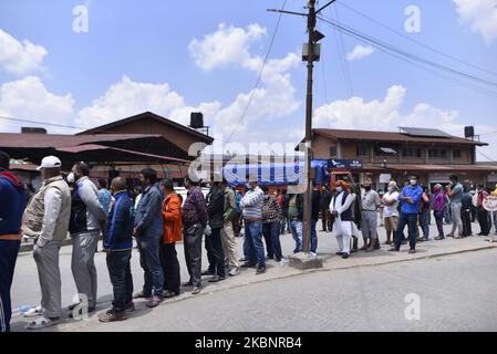 Nepalesische Mitarbeiter im Obst- und Gemüsemarkt von Kalimati haben am Donnerstag, den 14. Mai 2020, im Obst- und Gemüsemarkt von Kalimati, Kathmandu, Nepal, die Coronavirus-Polymerase-Kettenreaktion (PCR) getestet. (Foto von Narayan Maharjan/NurPhoto) Stockfoto